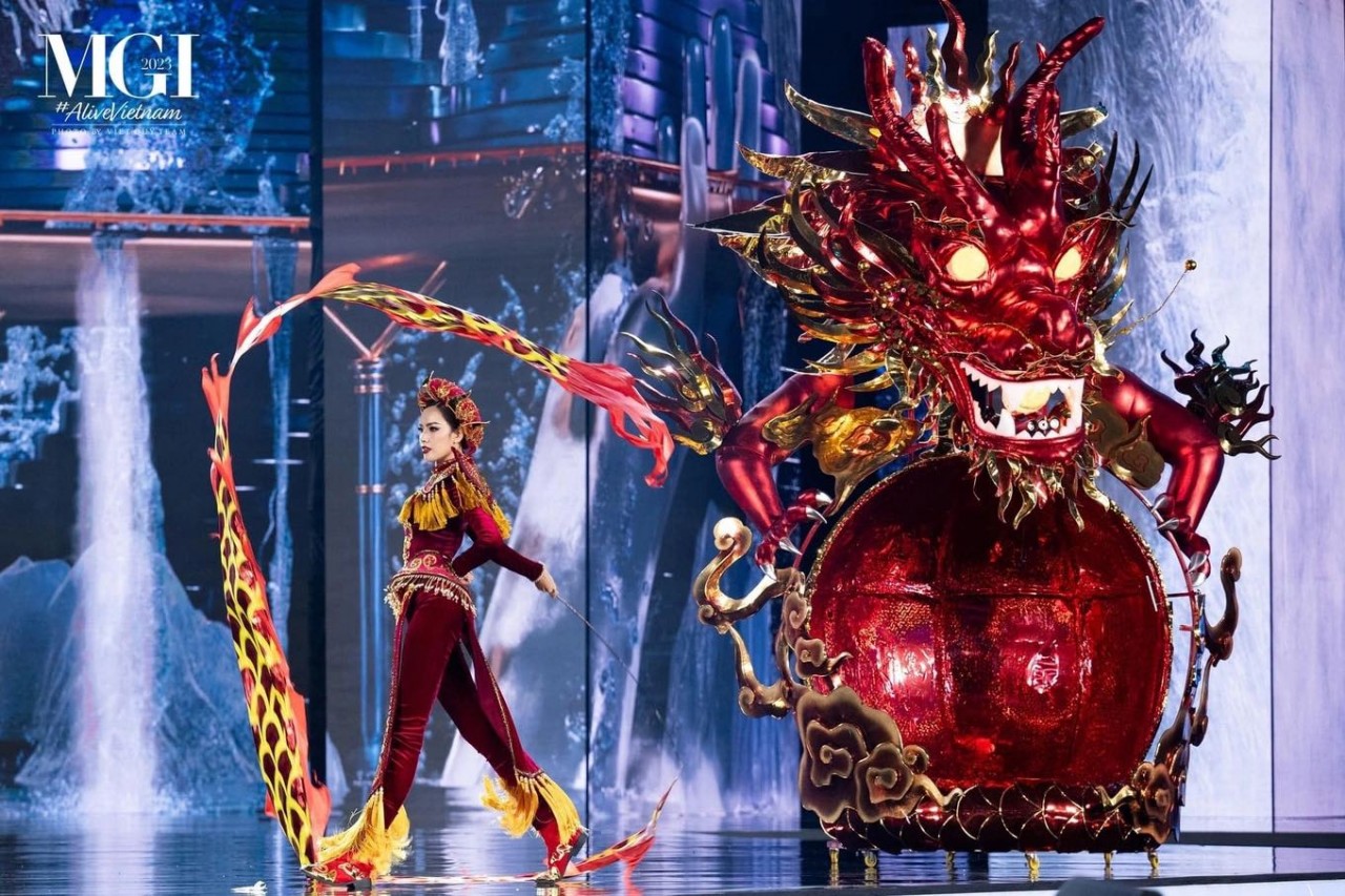 Lê Hoàng Phương được khen khi diễn trang phục dân tộc tại Hoa hậu Hòa bình