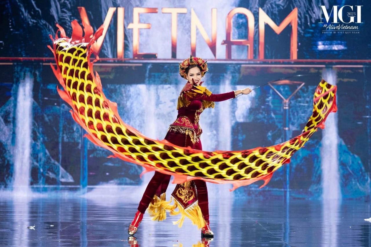 Lê Hoàng Phương được khen khi diễn trang phục dân tộc tại Hoa hậu Hòa bình