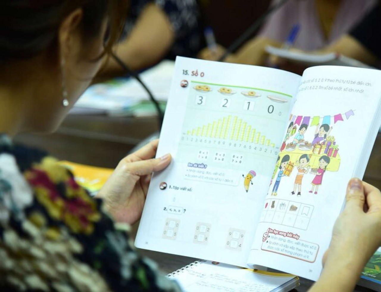 Lấy ý kiến dư luận về việc các trường được tự chọn sách giáo khoa. (Nguồn: VTC) Lấy ý kiến dư luận về việc các trường được tự chọn sách giáo khoa. (Nguồn: VTC)