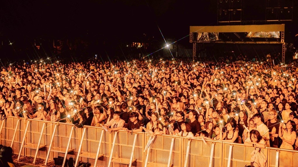 Đêm nhạc đầu tiên tại Hoàng Thành Thăng Long trong khuôn khổ Lễ hội Âm nhạc Quốc tế Gió mùa 2023 thu hút lượng khán giả đông đảo (Ảnh: Ban Tổ chức).