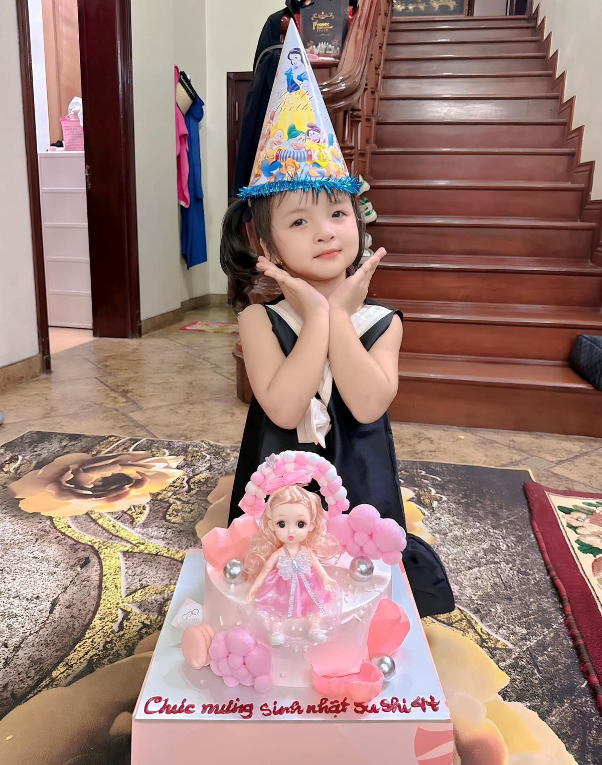 Vợ Bùi Tiến Dũng mừng con gái lớn tròn 4 tuổi