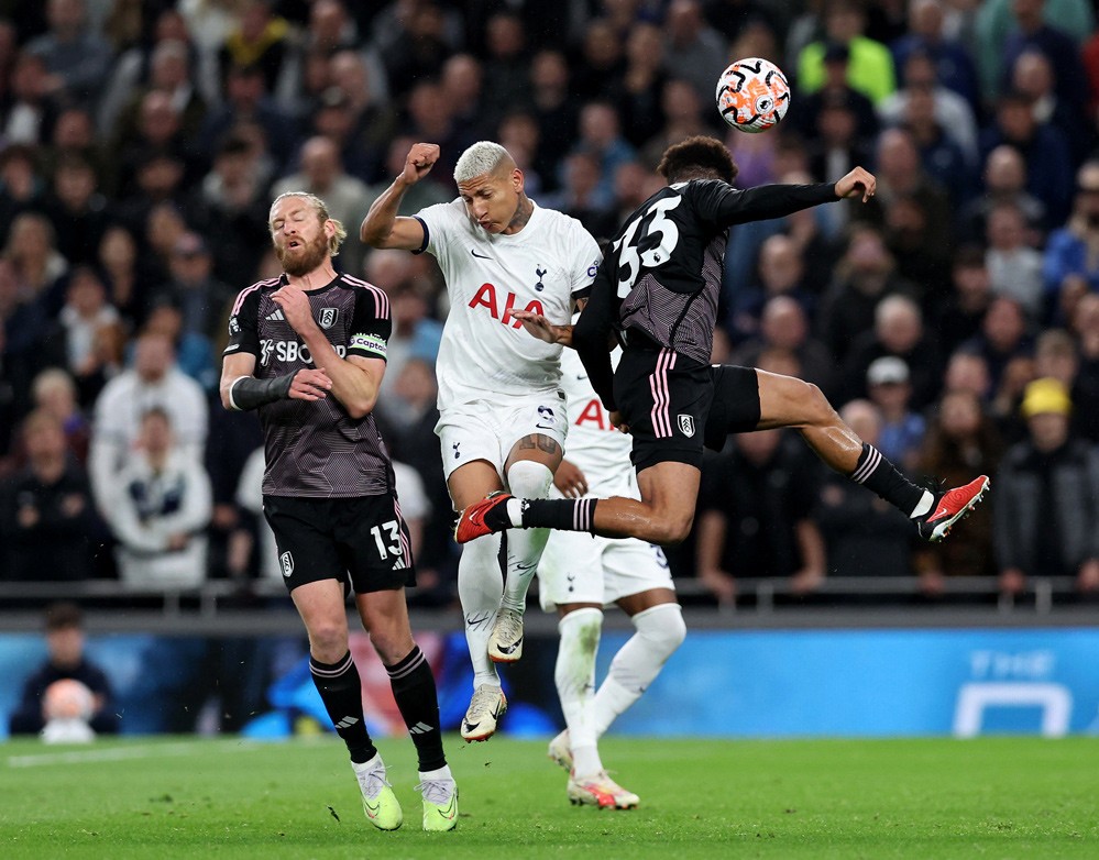 Tottenham duy trì thế trận lấn lướt trước đội bóng cùng thành phố London, Anh Tottenham duy trì thế trận lấn lướt trước đội bóng cùng thành phố London, Anh