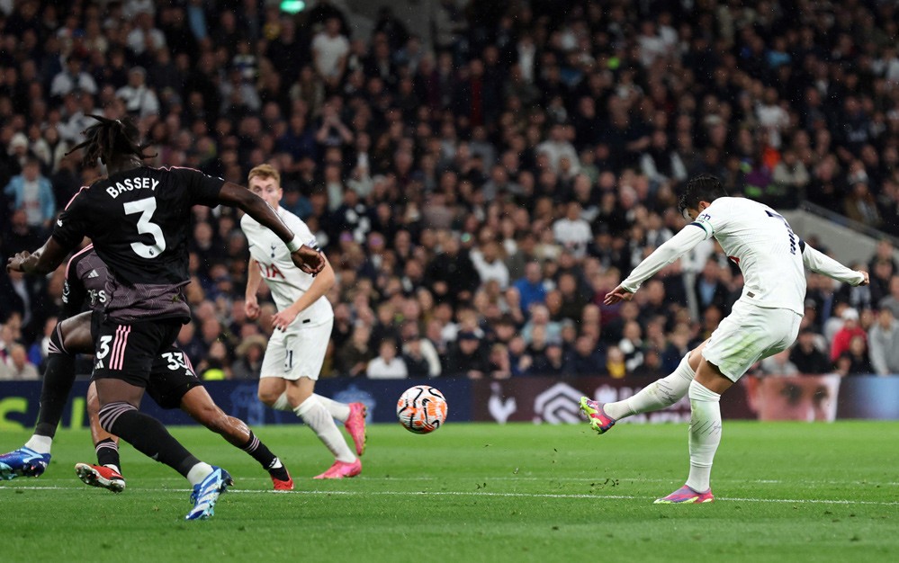 Phút 36, Son Heung Min xử lý đẳng cấp rìa vòng cấm rồi cứa lòng chân phải khai thông bế tắc. Phút 36, Son Heung Min xử lý đẳng cấp rìa vòng cấm rồi cứa lòng chân phải khai thông bế tắc.