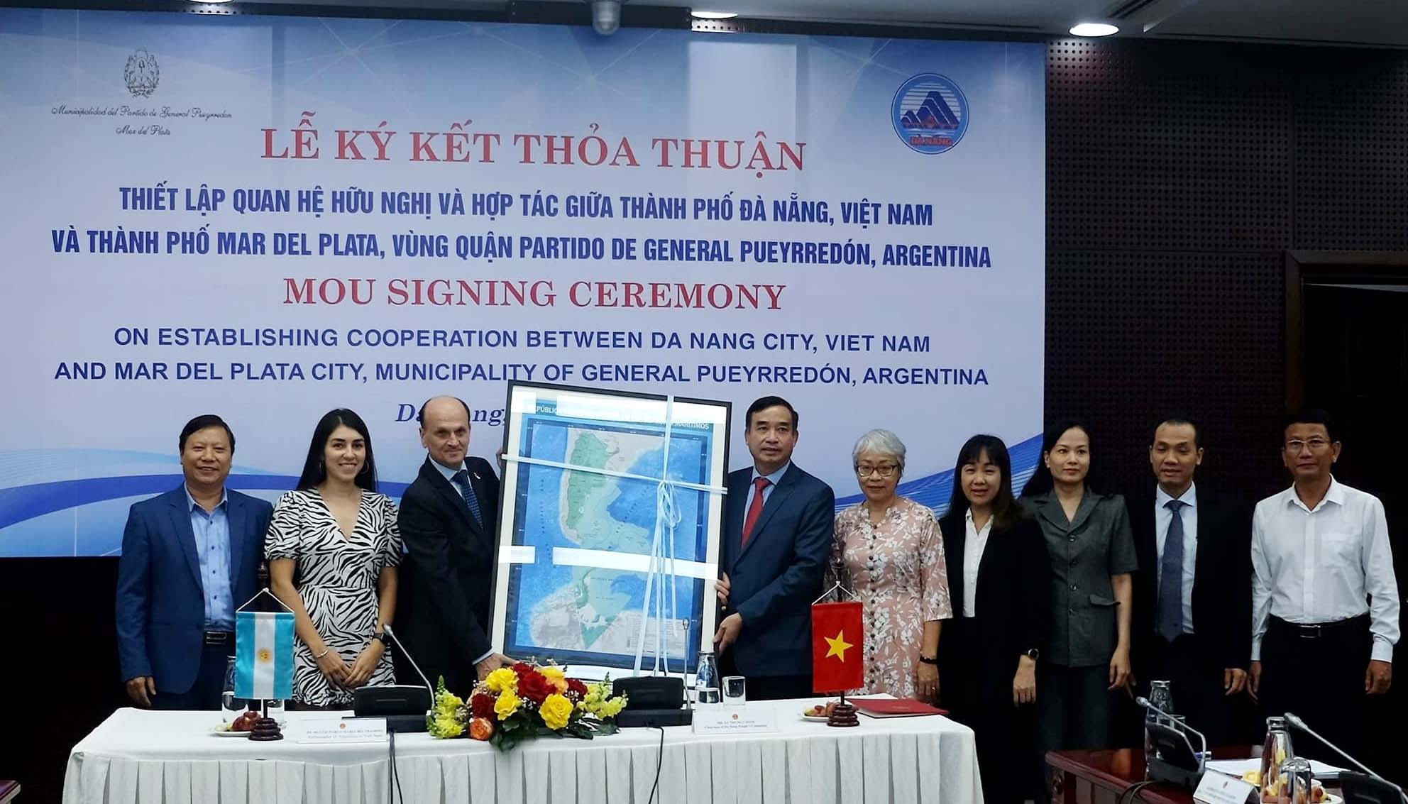 Lễ ký Thỏa thuận thiết lập quan hệ hữu nghị và hợp tác giữa hai thành phố Đà Nẵng và Mar del Plata. Lễ ký Thỏa thuận thiết lập quan hệ hữu nghị và hợp tác giữa hai thành phố Đà Nẵng và Mar del Plata.