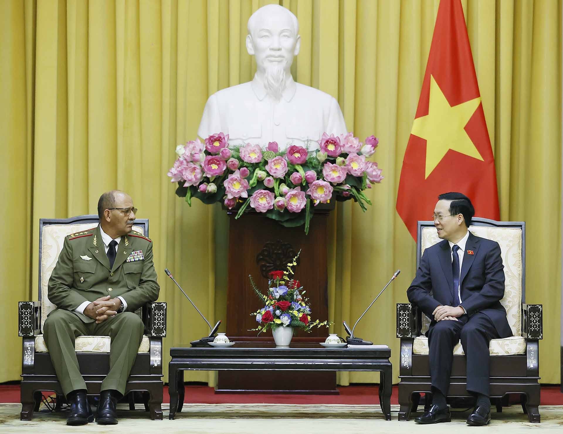 Chủ tịch nước Võ Văn Thưởng tiếp Tổng Tham mưu trưởng, Thứ trưởng Bộ các Lực lượng vũ trang cách mạng Cuba Roberto Legrá Sotolongo. (Nguồn: TTXVN)