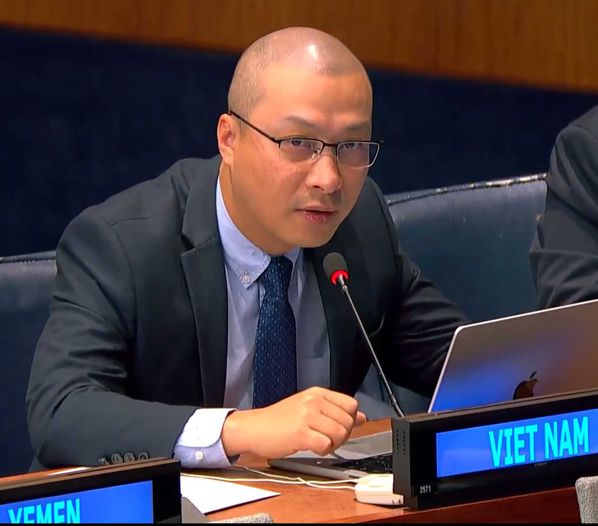 Tham tán Công sứ Nguyễn Hoàng Nguyên, Phó Trưởng Phái đoàn thường trực Việt Nam tại LHQ phát biểu.