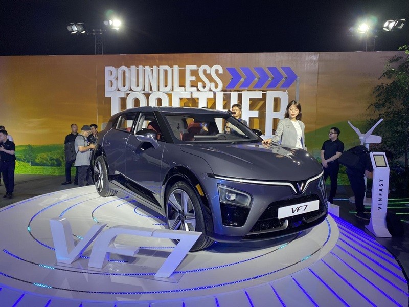 Lộ diện hình ảnh thực tế VinFast VF7 tại Việt Nam