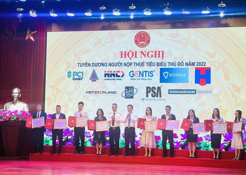 Hà Nội tuyên dương 260 người nộp thuế tiêu biểu Hà Nội tuyên dương 260 người nộp thuế tiêu biểu