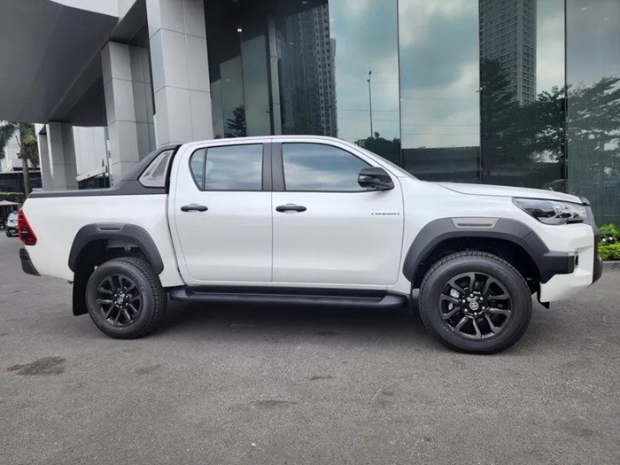 Cận cảnh Toyota Hilux 4x4 AT Adventure 2023 vừa ra mắt tại Việt Nam, giá 1,077 tỷ đồng Cận cảnh Toyota Hilux 4x4 AT Adventure 2023 vừa ra mắt tại Việt Nam, giá 1,077 tỷ đồng