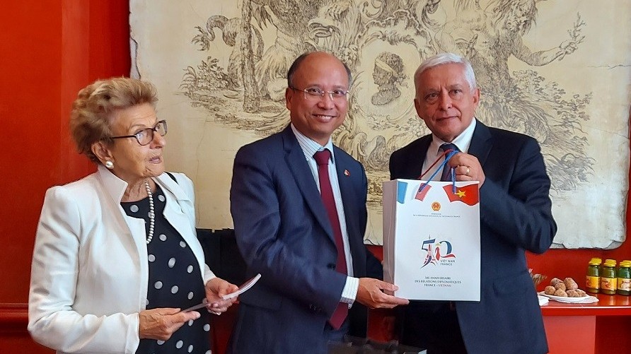 doan dai su quan viet nam tai phap tham va lam viec tai dao corse