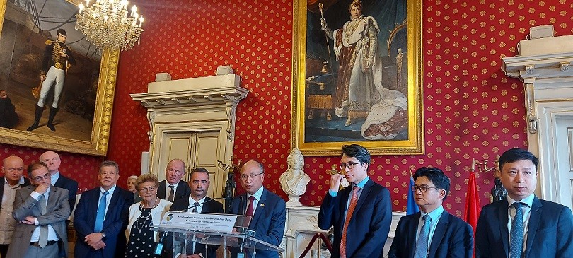 Đại sứ Việt Nam tại Pháp Đinh Toàn Thắng thăm và làm việc tại đảo Corse