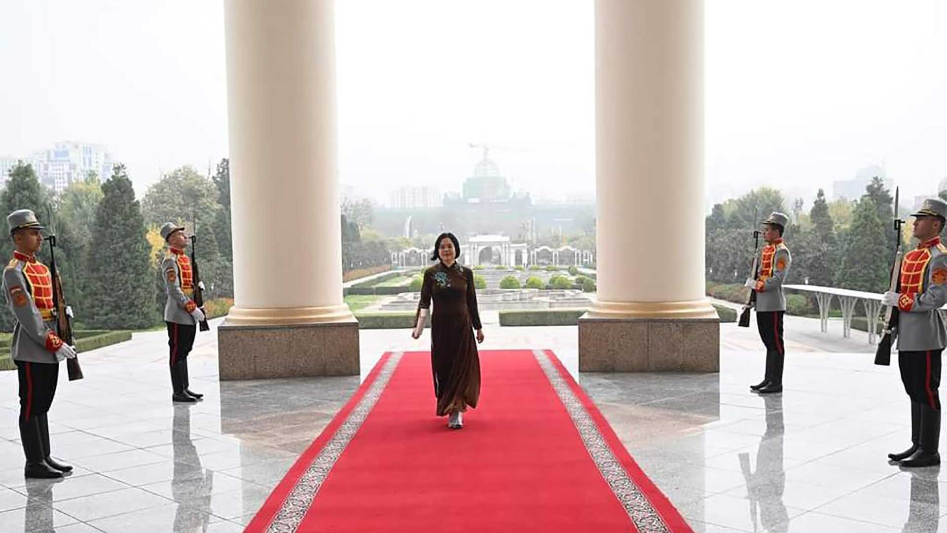 Đại sứ Phạm Thái Như Mai đến Cung Quốc gia ở thủ đô Dushanbe trình Thư ủy nhiệm. Đại sứ Phạm Thái Như Mai đến Cung Quốc gia ở thủ đô Dushanbe trình Thư ủy nhiệm.