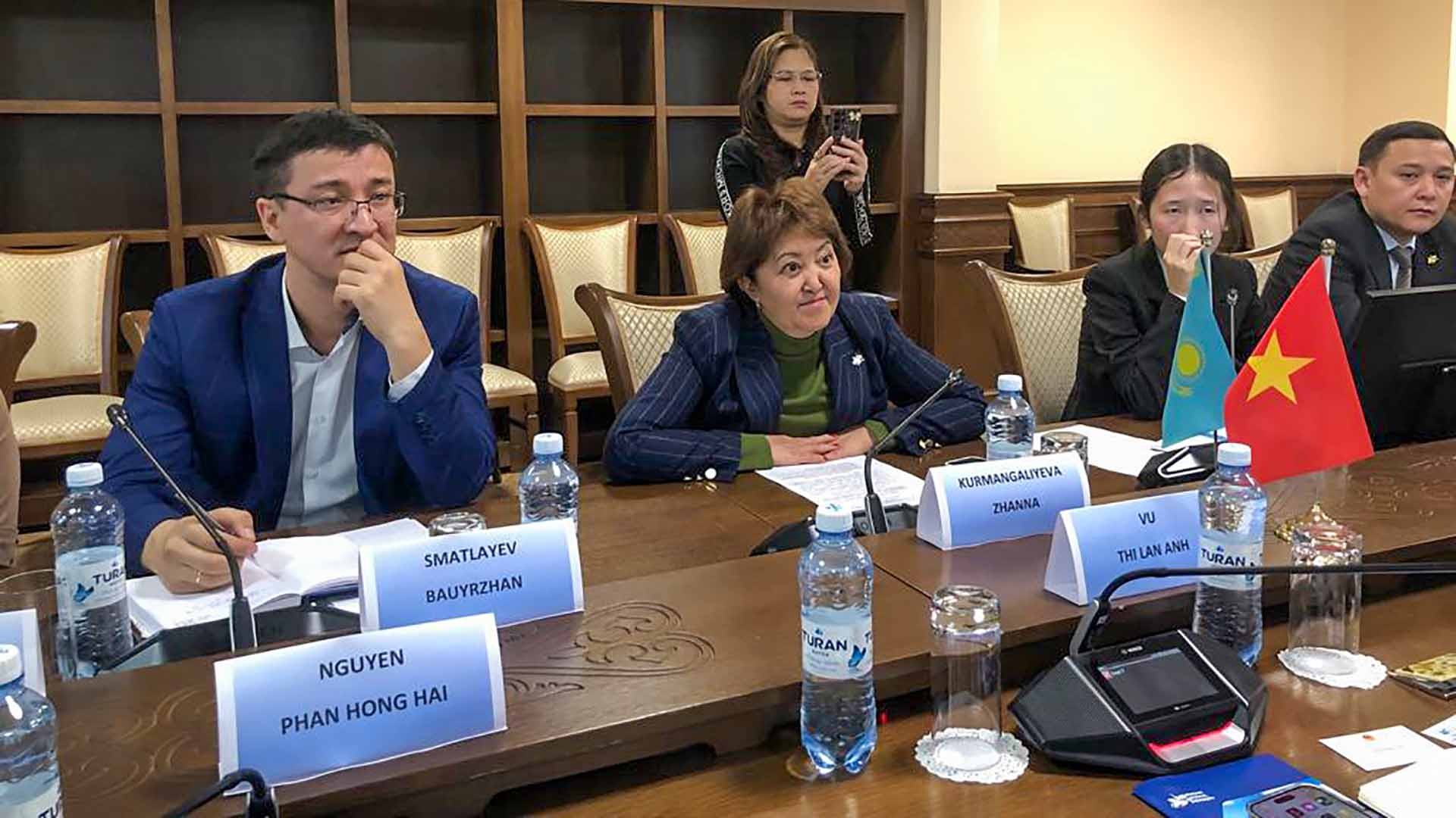 Bà Kurrmangaliyeva Zhana, Phó Hiệu trưởng phụ trách công tác khoa học, thương mại và hợp tác quốc tế Đại học Á-Âu phát biểu. Bà Kurrmangaliyeva Zhana, Phó Hiệu trưởng phụ trách công tác khoa học, thương mại và hợp tác quốc tế Đại học Á-Âu phát biểu.