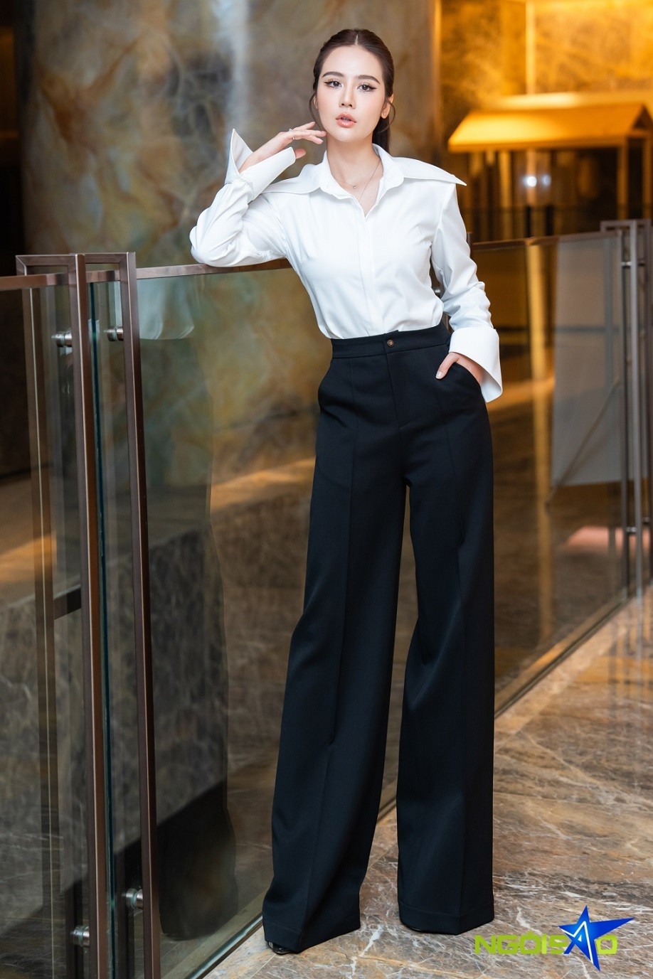 Chúng ta của 8 năm sau: Minh Huyền, Thùy Anh, Quỳnh Kool, Mạnh Trường đồng điệu sơ mi trắng dự họp báo ra mắt phim