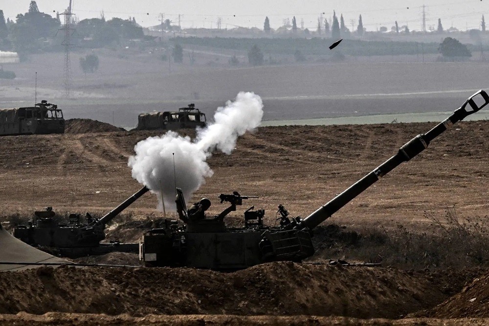 (10.29) Pháo tự hành M109 155mm của Israel bắn vào dải Gaza từ phía Nam Israel ngày 28/10. (Nguồn: AFP/Getty Images) (10.29) Pháo tự hành M109 155mm của Israel bắn vào dải Gaza từ phía Nam Israel ngày 28/10. (Nguồn: AFP/Getty Images)