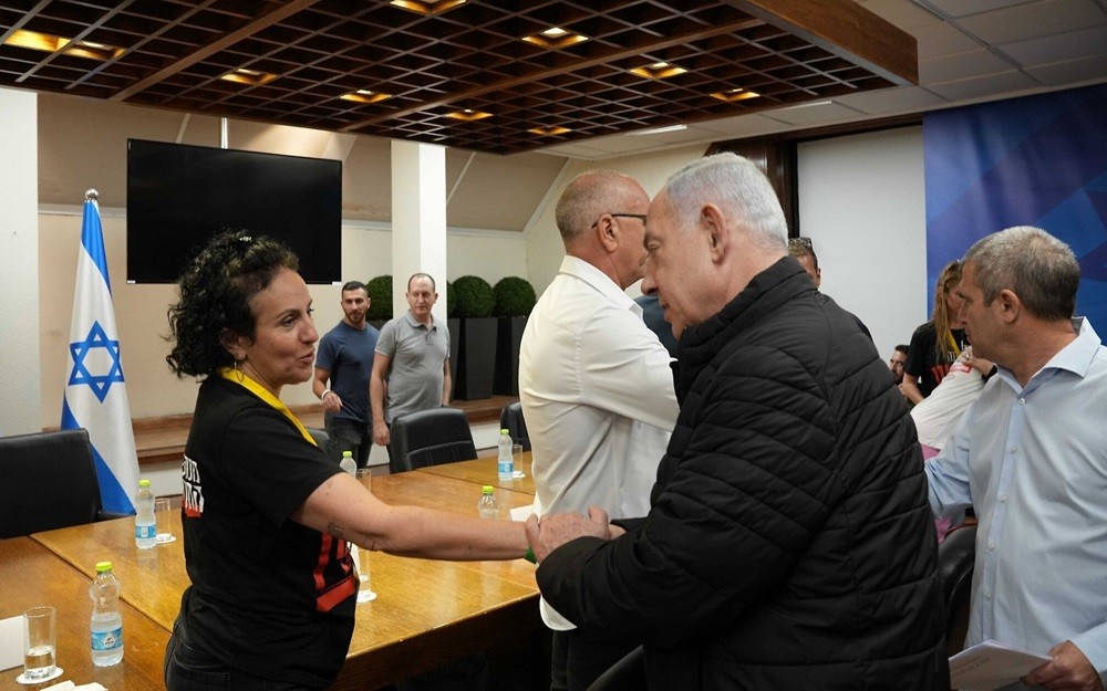 (10.29) Thủ tướng Israel Benjamin Netanyahu gặp gỡ gia đình của những người có thân nhân bị Hamas bắt cóc tới dải Gaza ngày 7/10. (Nguồn: GPO) (10.29) Thủ tướng Israel Benjamin Netanyahu gặp gỡ gia đình của những người có thân nhân bị Hamas bắt cóc tới dải Gaza ngày 7/10. (Nguồn: GPO)