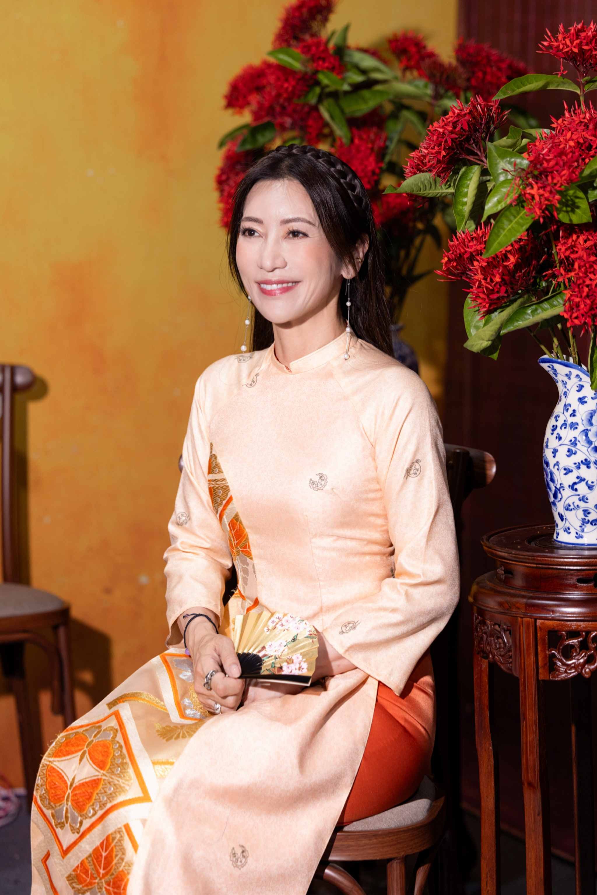 Bà Suzuko Knapper, Phu nhân Đại sứ quán Mỹ tại Việt Nam cho rằng, văn hóa - trong đó có thời trang - có sức lan tỏa mạnh mẽ, nó gắn kết con người ở nhiều quốc gia đến gần nhau hơn. “Tham gia sự kiện trong với chiếc áo dài lấy cảm hứng từ Nhật Bản, vốn là quê hương tôi nhưng với tư cách là đại diện của Hoa Kỳ, đó là niềm vinh dự”, bà nói. 