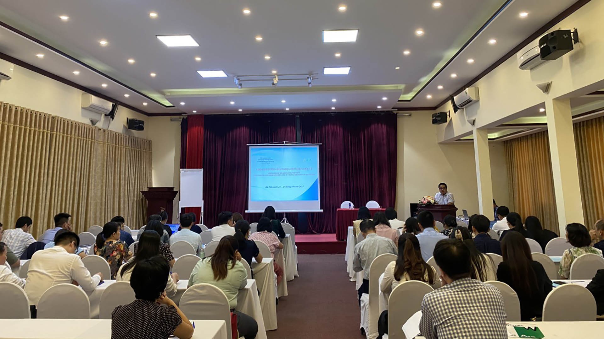 TS. Nguyễn Hải Lưu, Phó Vụ trưởng Vụ Chính sách đối ngoại, Bộ Ngoại giao giảng bài tại khóa bồi dưỡng tại Hà Nội.