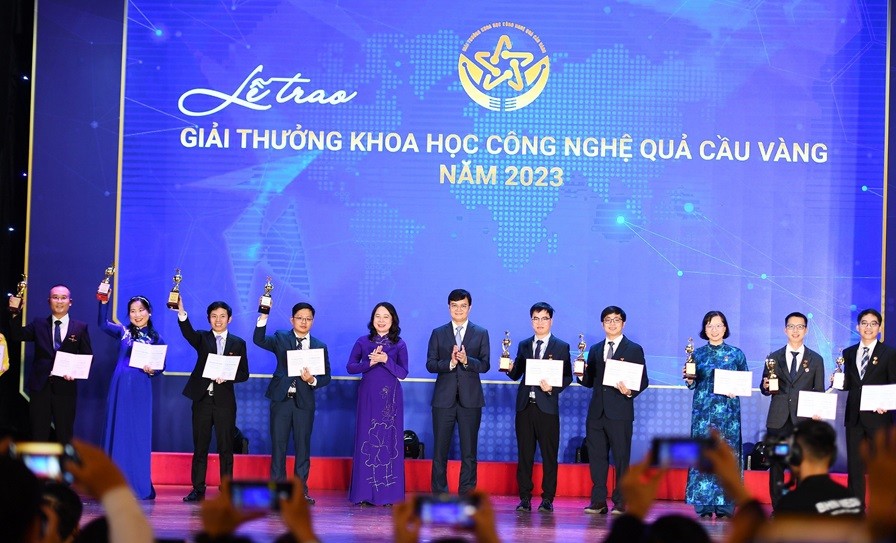 20 năm Giải thưởng KHCN 'Quả cầu vàng': Nâng bước các nhà khoa học trẻ 20 năm Giải thưởng KHCN 'Quả cầu vàng': Nâng bước các nhà khoa học trẻ
