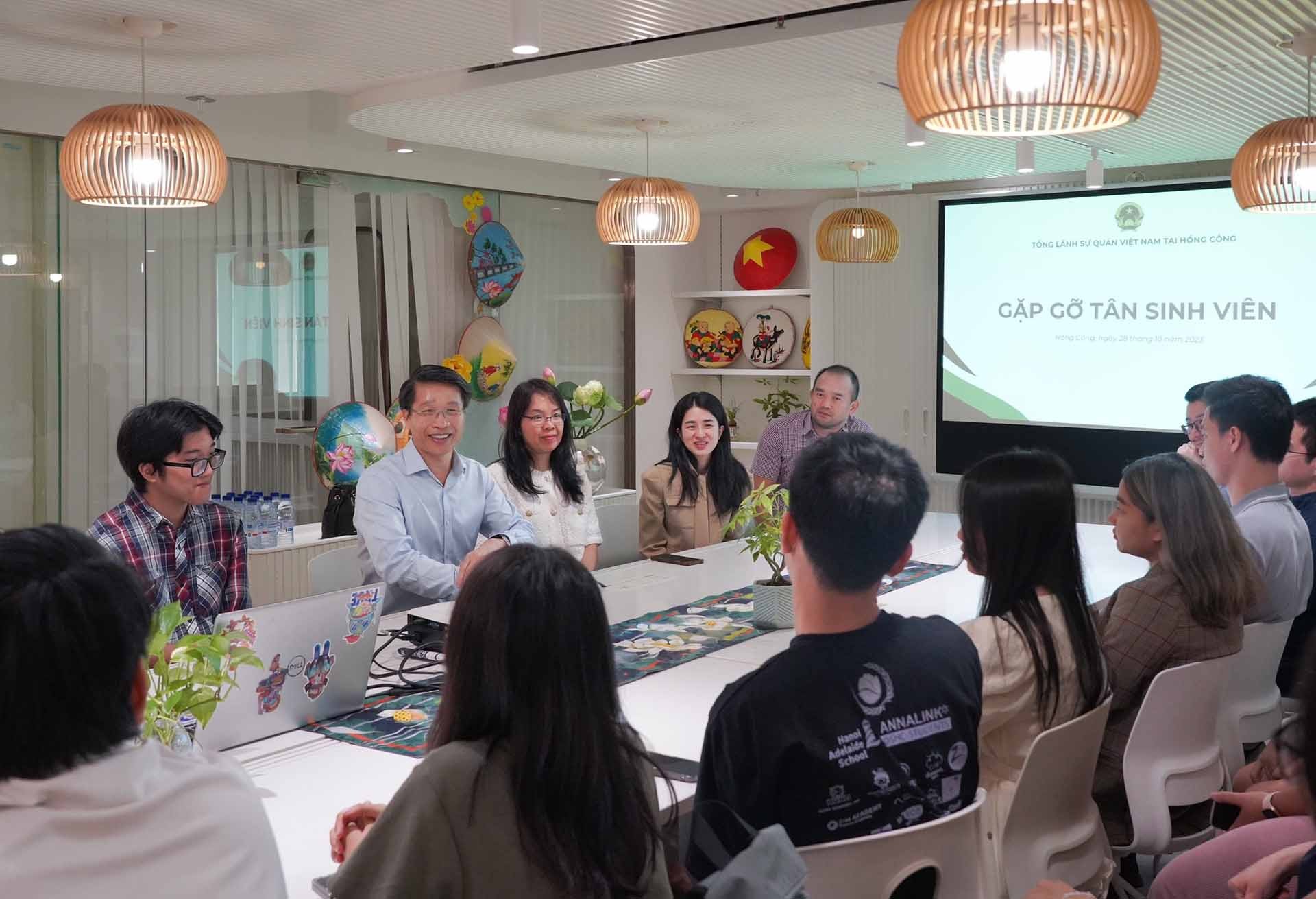 Tổng lãnh sự Phạm Bình Đàm và phu nhân cùng các cán bộ Tổng lãnh sự quán gặp gỡ, trao đổi với các bạn tân sinh viên 2023.