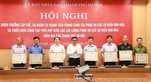 Hà Nội khen thưởng nhiều tập thể, cá nhân tích cực phục vụ các sự kiện văn hóa Hà Nội khen thưởng nhiều tập thể, cá nhân tích cực phục vụ các sự kiện văn hóa