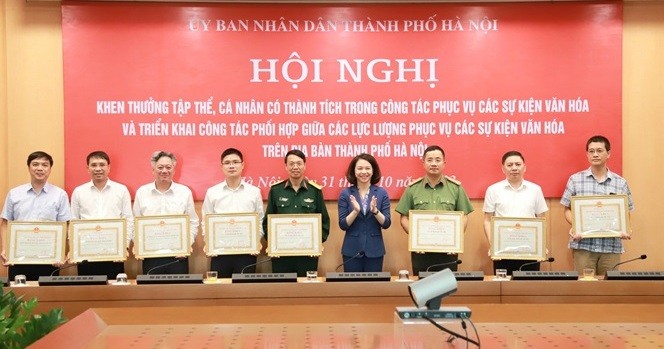Hà Nội khen thưởng nhiều tập thể, cá nhân tích cực phục vụ các sự kiện văn hóa Hà Nội khen thưởng nhiều tập thể, cá nhân tích cực phục vụ các sự kiện văn hóa