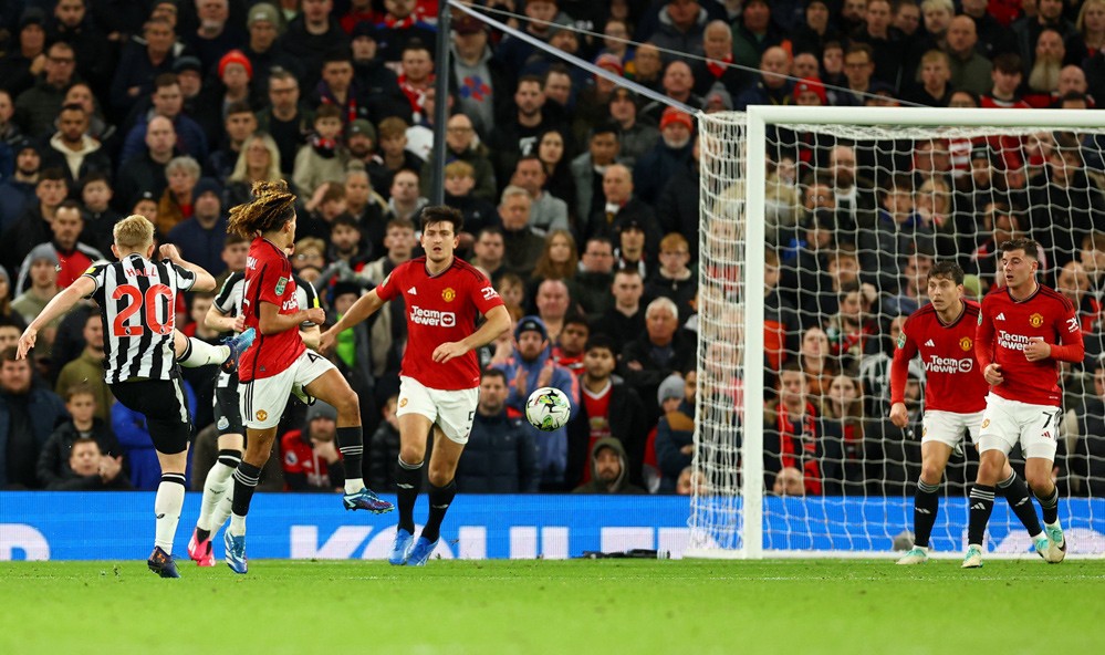 Trước khi hiệp 1 khép lại, Lewis Hall volley chân trái tuyệt đẹp ngoài vòng cấm nhân đôi cách biệt.