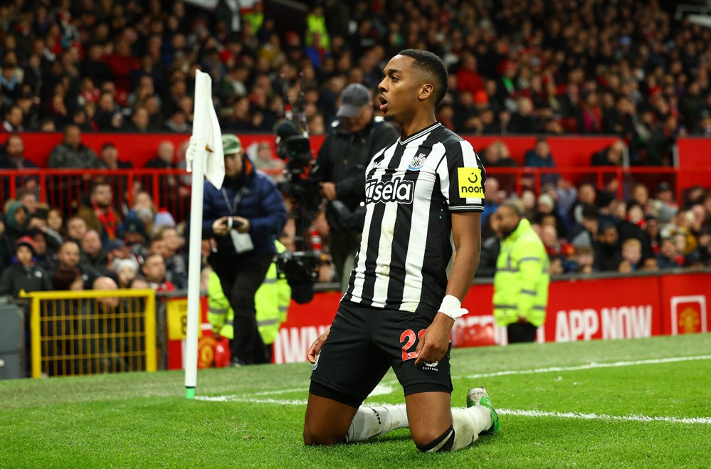 Joe Willock solo ở trung lộ rồi dứt điểm chìm hiểm hóc tung lưới Onana.