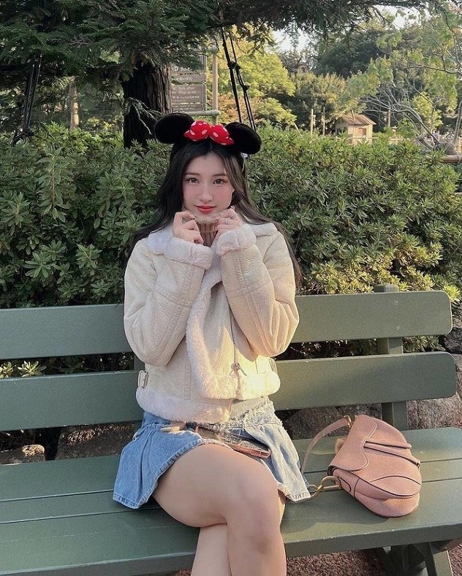 Á hậu Phương Nhi tôn dáng mảnh mai cùng mẫu váy ngắn khi dạo phố