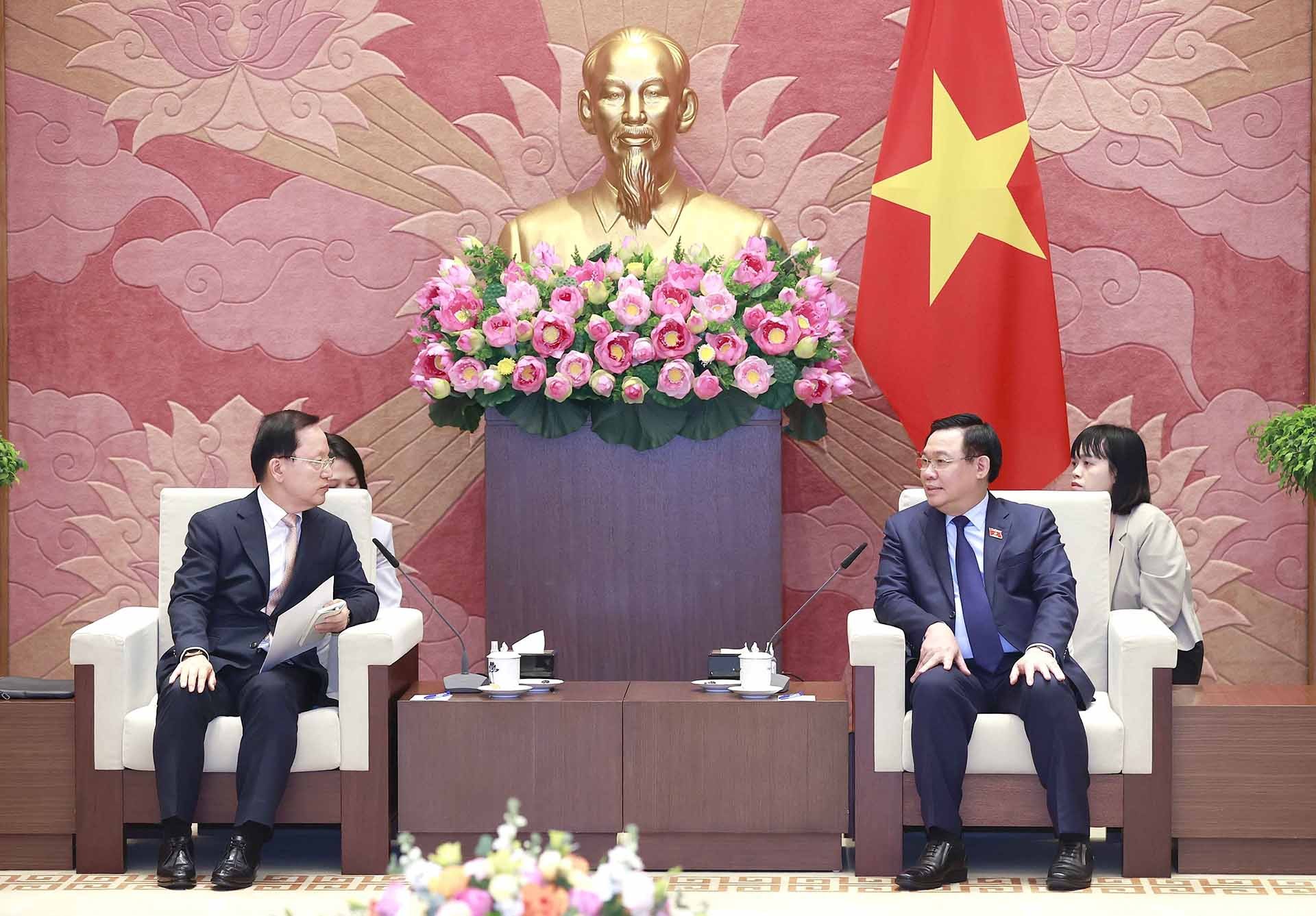 Chủ tịch Quốc hội Vương Đình Huệ tiếp Tổng giám đốc phụ trách tài chính Tập đoàn Samsung Park Hark Kyu. (Nguồn: TTXVN) Chủ tịch Quốc hội Vương Đình Huệ tiếp Tổng giám đốc phụ trách tài chính Tập đoàn Samsung Park Hark Kyu. (Nguồn: TTXVN)