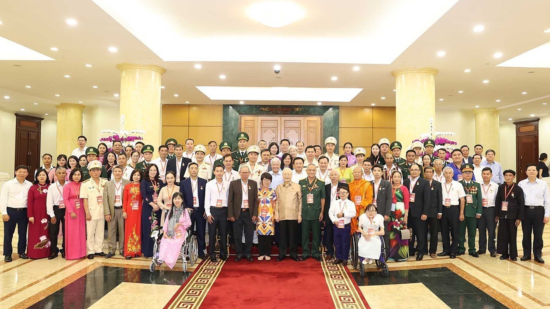 tong bi thu gap mat cac dien hinh toan quoc trong hoc tap va lam theo tu tuong dao duc phong cach ho chi minh