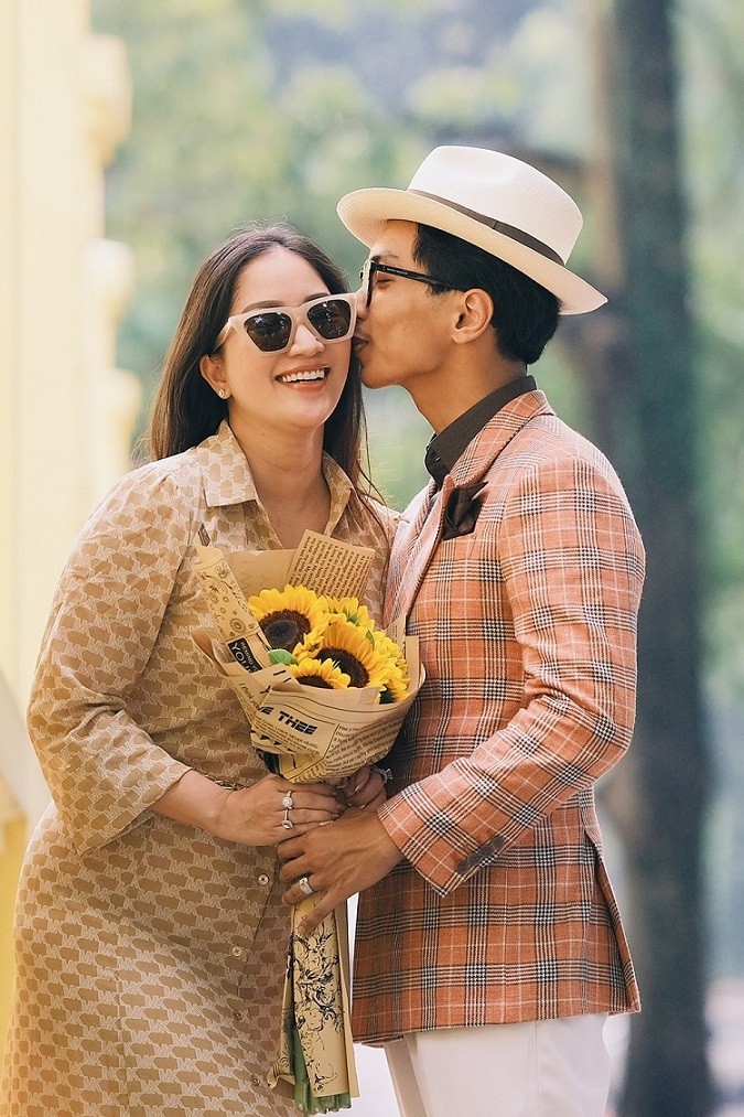 Sau thành công tại giải vô địch quốc gia, Phan Hiển đưa Khánh Thi ra Hà Nội nghỉ dưỡng.