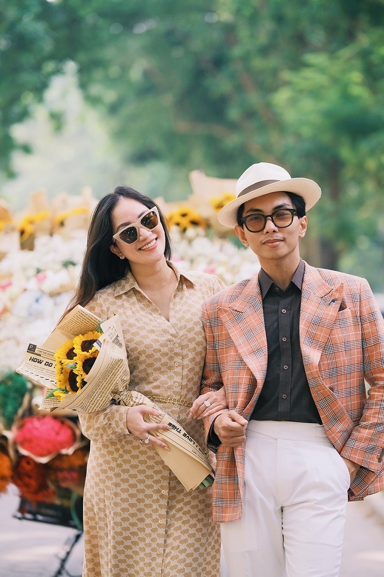 Cặp trai tài gái sắc của làng dancesport dành thời gian dạo quanh những con phố nổi tiếng, chìm đắm trong vẻ đẹp của mùa Thu Hà Nội. 