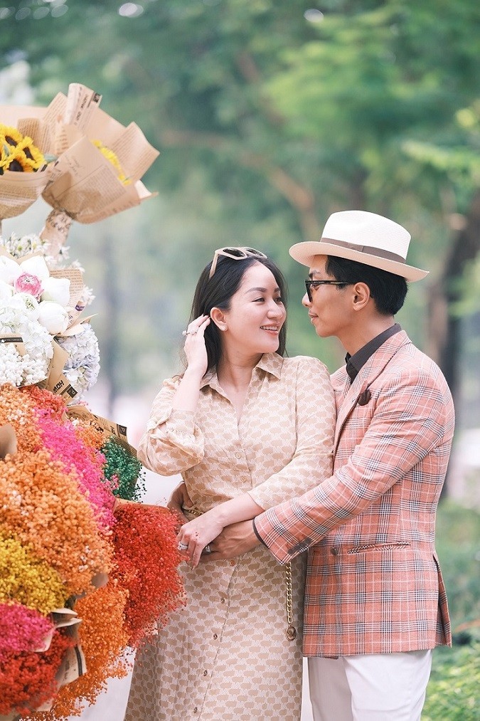 Phan Hiển chiều theo ý muốn của vợ khi cùng cô đi tìm những chiếc xe đạp bán hoa và chụp ảnh kỷ niệm khu vực Hoàng thành Thăng Long. 