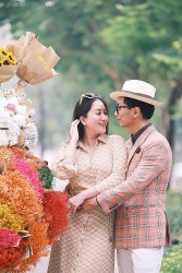 Hình ảnh vợ chồng Khánh Thi - Phan Hiển ngọt ngào dạo phố Hà Nội ngày Thu