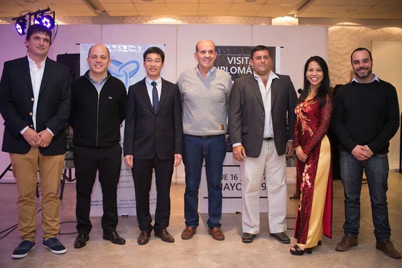 Chị Phạm Liên (thứ hai từ phải) trong hoạt động giao lưu hợp tác tại Argentina. (Ảnh: NVCC)