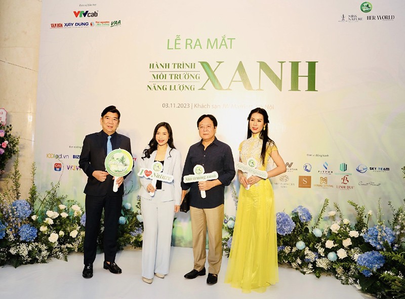 Các đại biểu tham dự Lễ ra mắt “Hành trình xanh - Môi trường xanh - Năng lượng xanh” cùng Ban tổ chức chương trình.