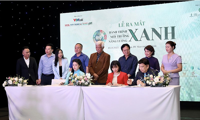 Ông Nguyễn Trường Sơn (Ngoài cùng bên phải) ký kết cùng Dự án “Hành trình xanh”.