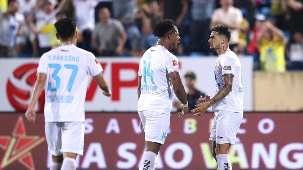 nguoc dong truoc tp hcm tren chao lua thien truong clb nam dinh toan thang ca 3 tran tai vleague