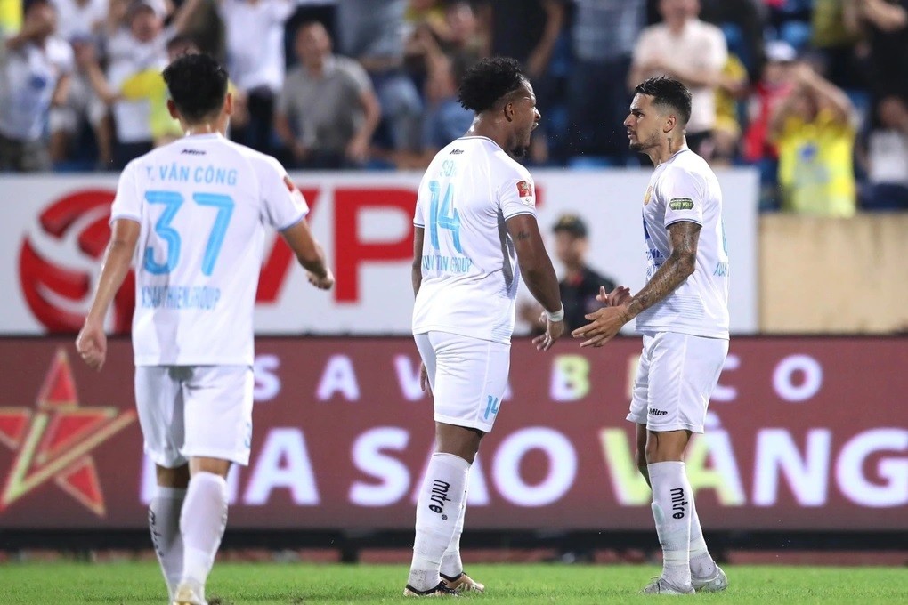 Ngược dòng trước TP. HCM trên chảo lửa Thiên Trường, CLB Nam Định toàn thắng cả 3 trận tại V-League. Niềm vui chiến thắng của CLB Nam Định (Ảnh: Đình Anh). Ngược dòng trước TP. HCM trên chảo lửa Thiên Trường, CLB Nam Định toàn thắng cả 3 trận tại V-League. Niềm vui chiến thắng của CLB Nam Định (Ảnh: Đình Anh).