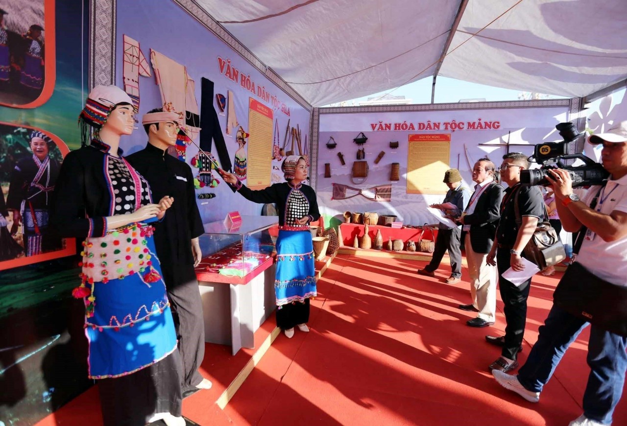 Giới thiệu không gian văn hóa của đồng bào dân tộc Si La, xã Kan Hồ, huyện biên giới Mường Tè tỉnh Lai Châu.(Nguồn: TTXVN) Giới thiệu không gian văn hóa của đồng bào dân tộc Si La, xã Kan Hồ, huyện biên giới Mường Tè tỉnh Lai Châu.(Nguồn: TTXVN)