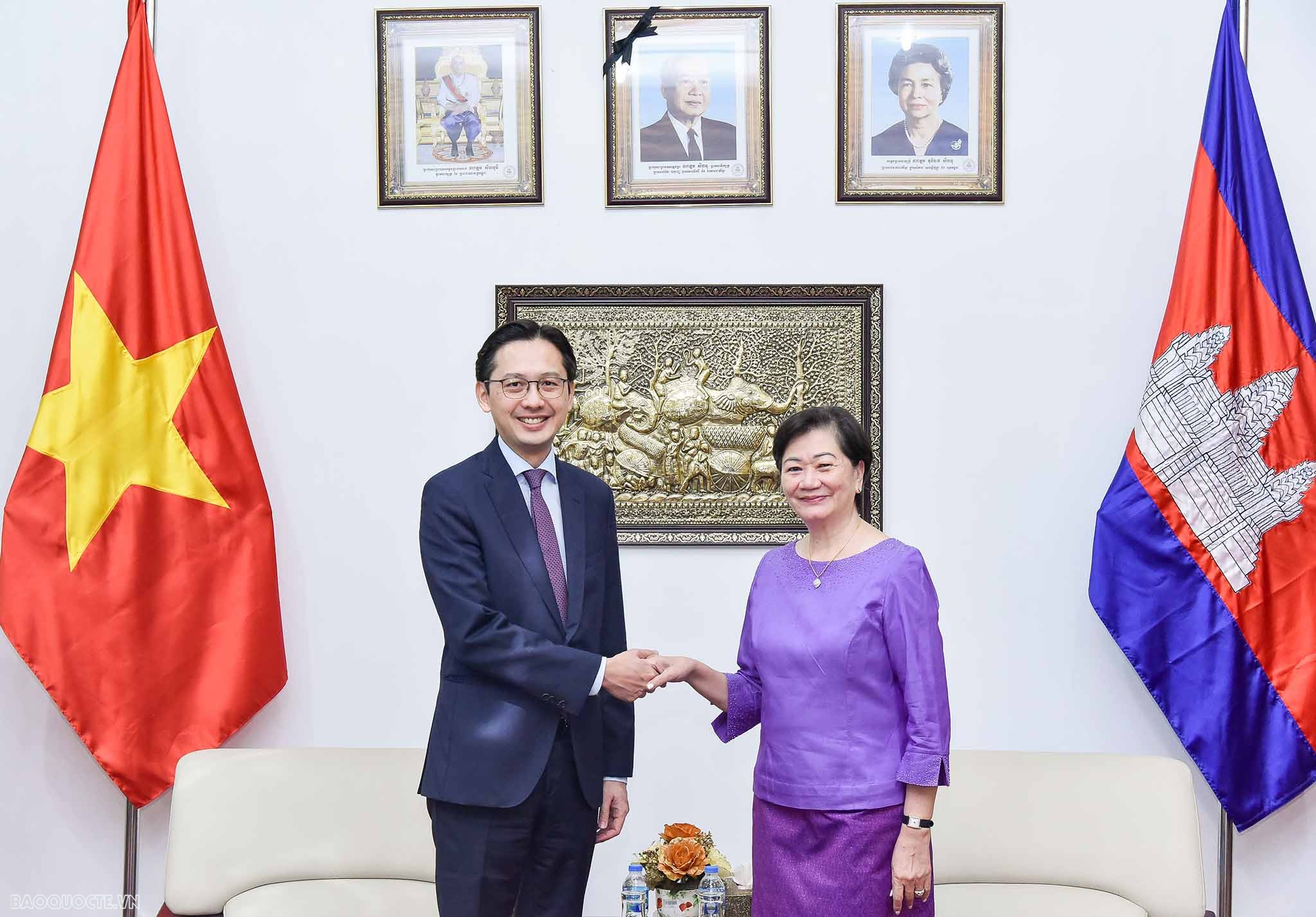 Thứ trưởng Ngoại giao Đỗ Hùng Việt chúc mừng kỷ niệm 70 năm Ngày Độc lập Vương quốc Campuchia Thứ trưởng Ngoại giao Đỗ Hùng Việt chúc mừng kỷ niệm 70 năm Ngày Độc lập Vương quốc Campuchia