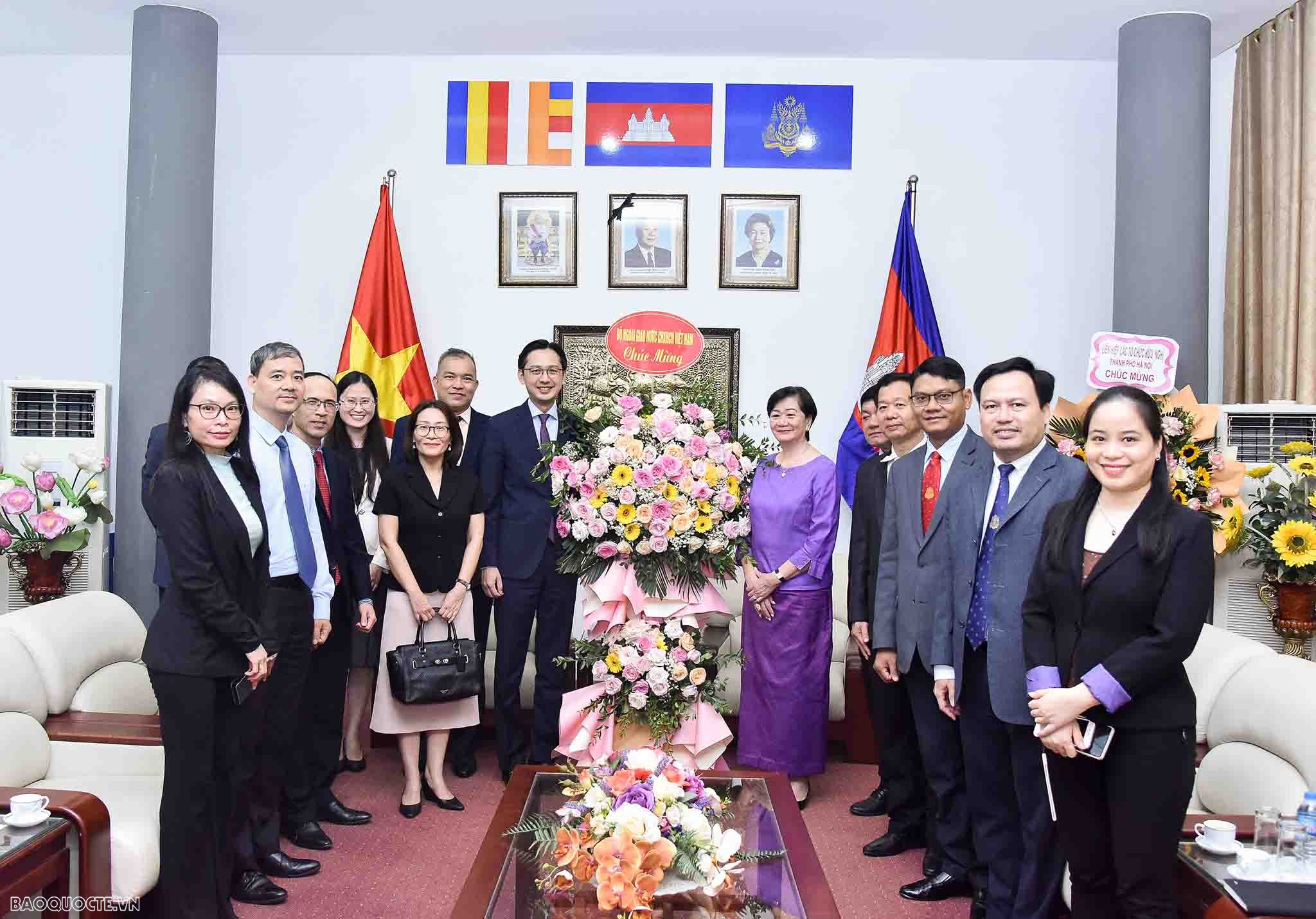 Thứ trưởng Ngoại giao Đỗ Hùng Việt chúc mừng kỷ niệm 70 năm Ngày Độc lập Vương quốc Campuchia Thứ trưởng Ngoại giao Đỗ Hùng Việt chúc mừng kỷ niệm 70 năm Ngày Độc lập Vương quốc Campuchia