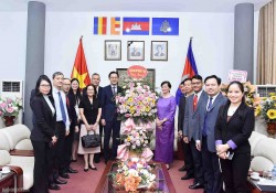 Thứ trưởng Ngoại giao Đỗ Hùng Việt chúc mừng kỷ niệm 70 năm Ngày Độc lập Vương quốc Campuchia