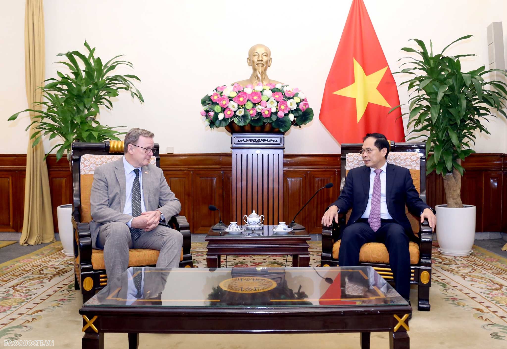 Bộ trưởng Ngoại giao Bùi Thanh Sơn tiếp Thủ hiến bang Thüringen, CHLB Đức Bộ trưởng Ngoại giao Bùi Thanh Sơn tiếp Thủ hiến bang Thuringia, cùng đoàn doanh nghiệp Đức đang có chuyến thăm và làm việc tại Việt Nam