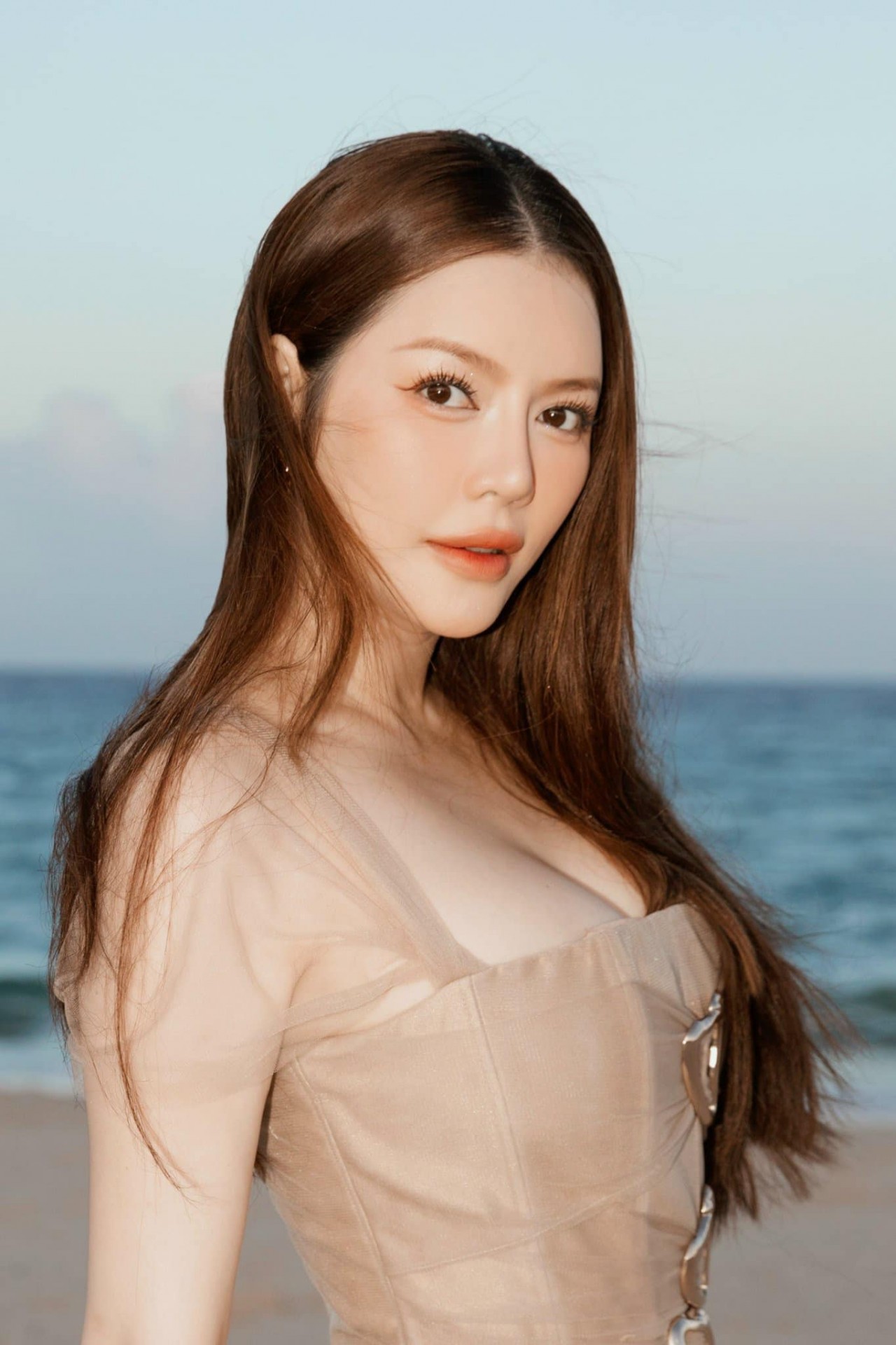 Diễn viên Lý Nhã Kỳ Lý Nhã Kỳ, Khánh Vân, Hòa Minzy lên đồ lộng lẫy dự lễ cưới Puka - Gin Tuấn Kiệt