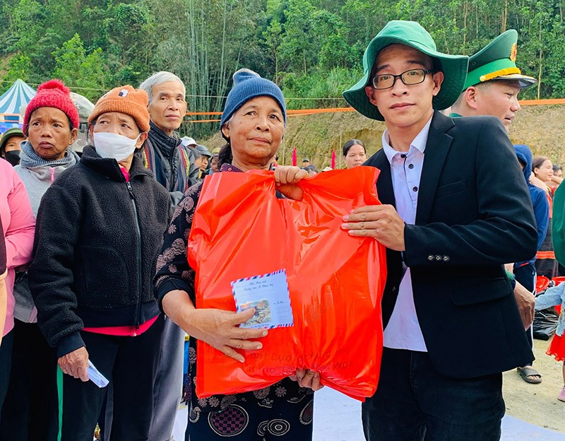 Võ Duy Phúc là cầu nối các mạnh thường quân. Võ Duy Phúc là cầu nối các mạnh thường quân.