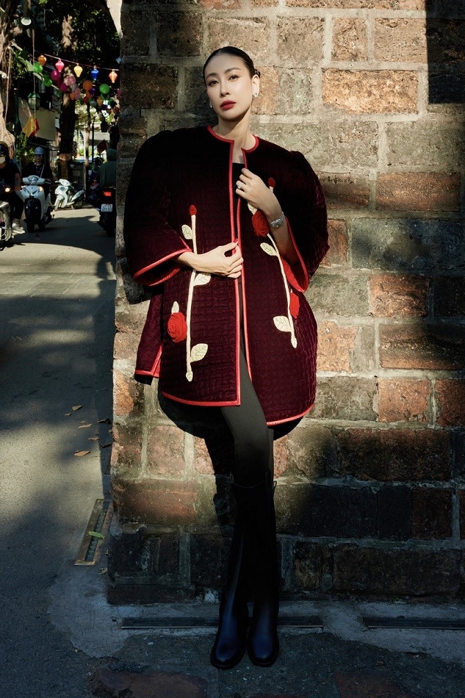 Hoa hậu Hà Kiều Anh đón gió Đông về với những mẫu áo khoác ấm áp chần bông. Đây là món đồ gắn liền với các bà, các mẹ ngày xưa, giờ được NTK Đức Hùng sáng tạo theo những cách riêng để phù hợp nhiều lứa tuổi.