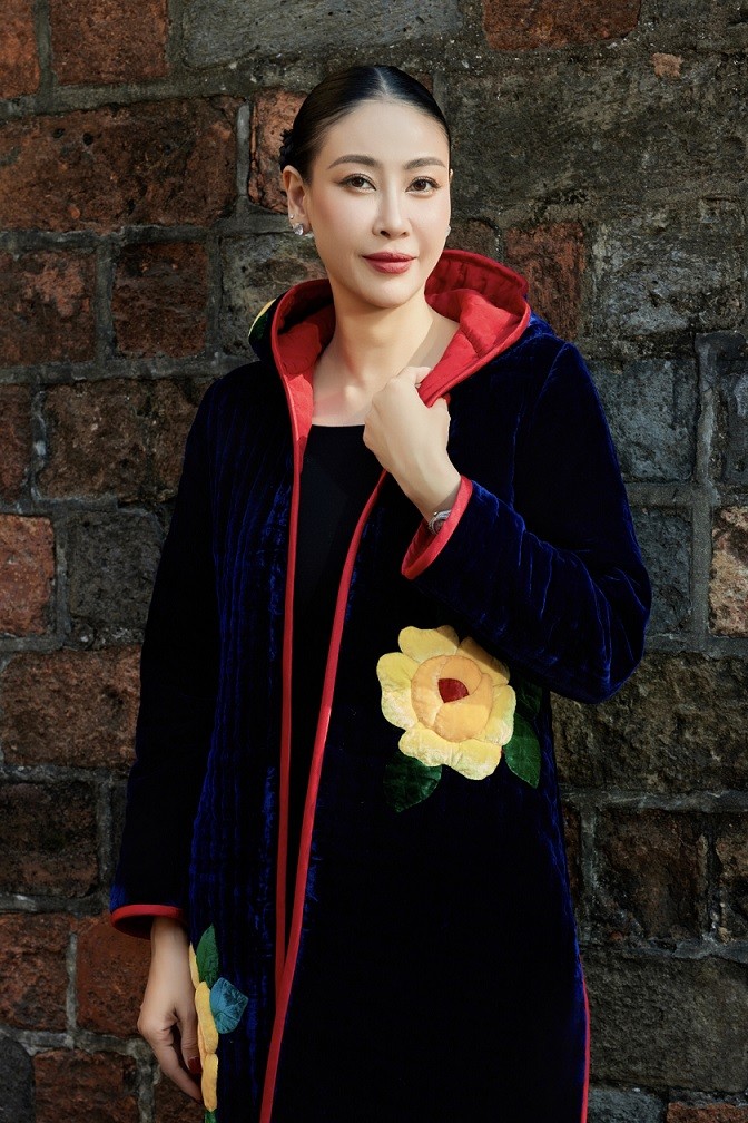 Nhà thiết kế cho thấy sự kết hợp đan xen giữa các gam màu nóng-lạnh, đậm-nhạt tạo nên sự tương phản. Nhung the xanh tím than được anh phối cùng đường viền tafta đỏ, nhung hồng phối cùng đường viền xanh lá... tạo nên sắc màu rực rỡ đậm chất lễ hội. 