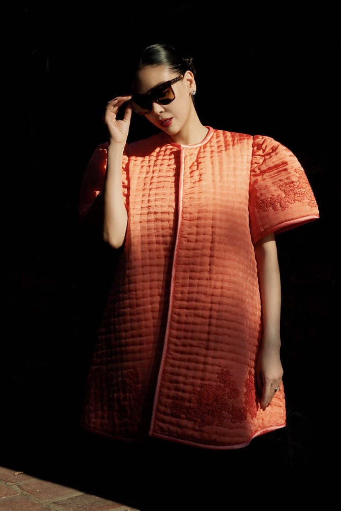 Mỗi múi bông có hình vuông nhỏ, được các nghệ nhân gẩy từng sợi, xếp đầu tăm tắp, giúp các sản phẩm có độ ấm cao nhưng vẫn không nặng nề. 